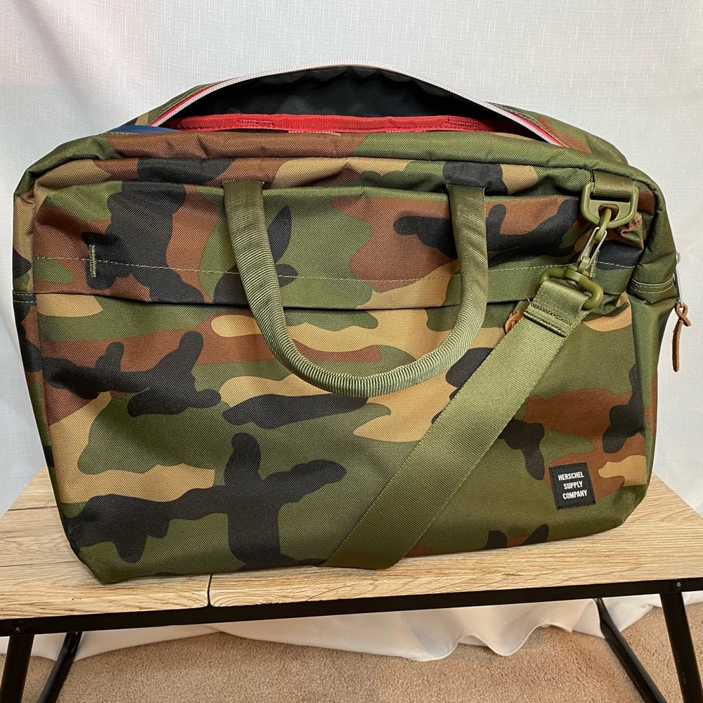 Herschel shoulder laptop bag in cammo